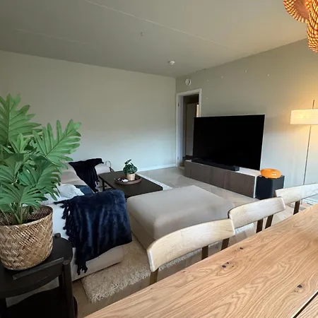 3 Bedroom Apartment, Flatscreen Tv, Balcony Apartment *